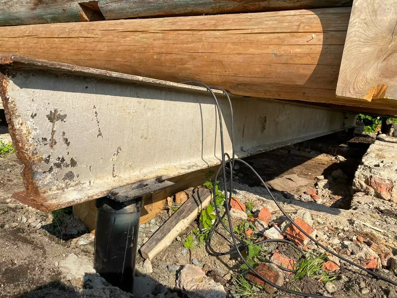 Пол в бане на винтовых сваях